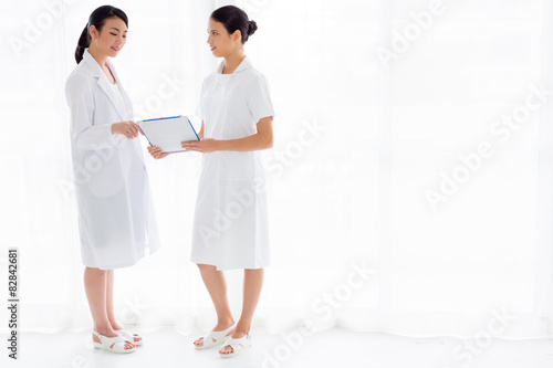 女医と看護師