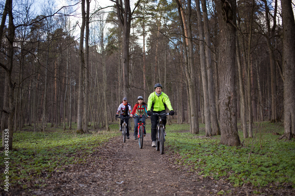 Obraz premium Young people riding bikes