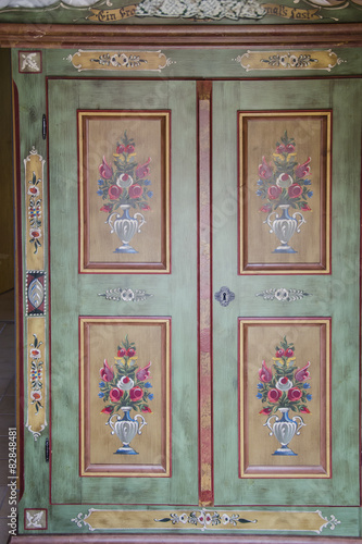 Antikes bemalter Schrank