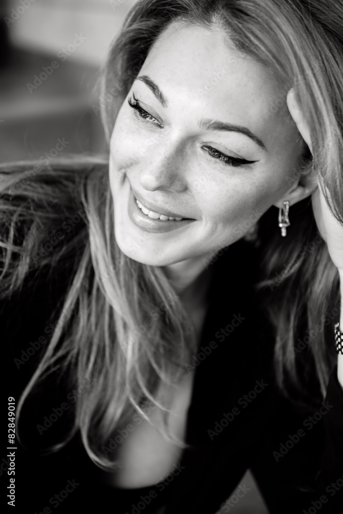Obraz premium The beautiful girl in the black-and-white photo