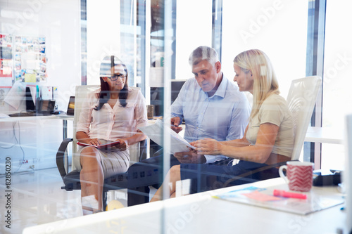 Foto Group of colleagues talking in an office