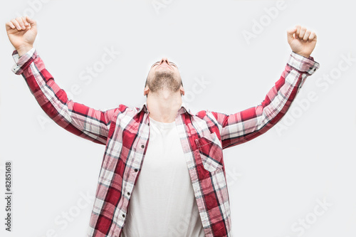 uomo che alza le braccia per esultare dalla gioia del successo