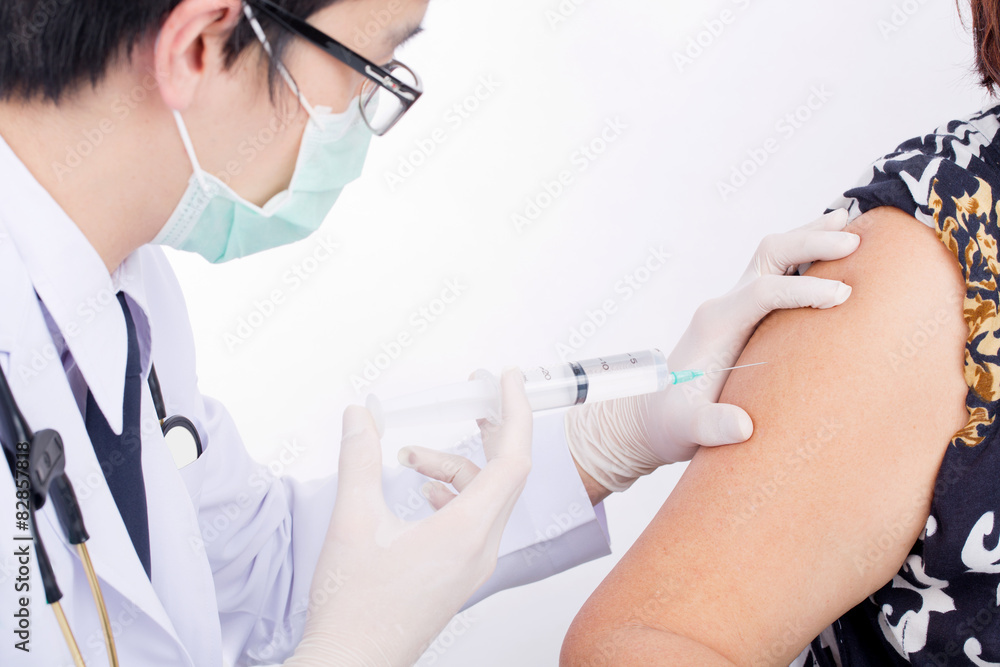 Naklejka premium Doctor demonstrate inject saline solution patient isolated on wh