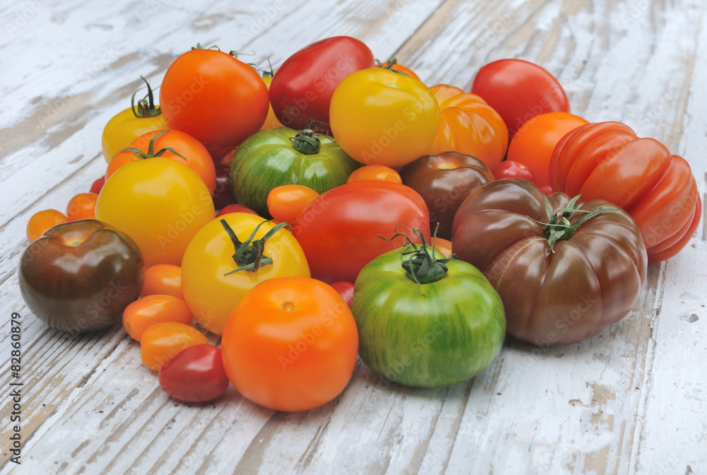 tomates de formes et couleurs différentes dans un panier Stock Photo — free download