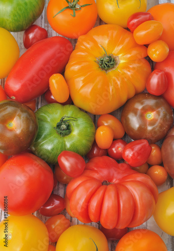 tomates de formes et couleurs diff  rentes dans un panier 