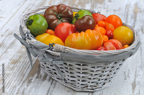 tomates de formes et couleurs différentes dans un panier