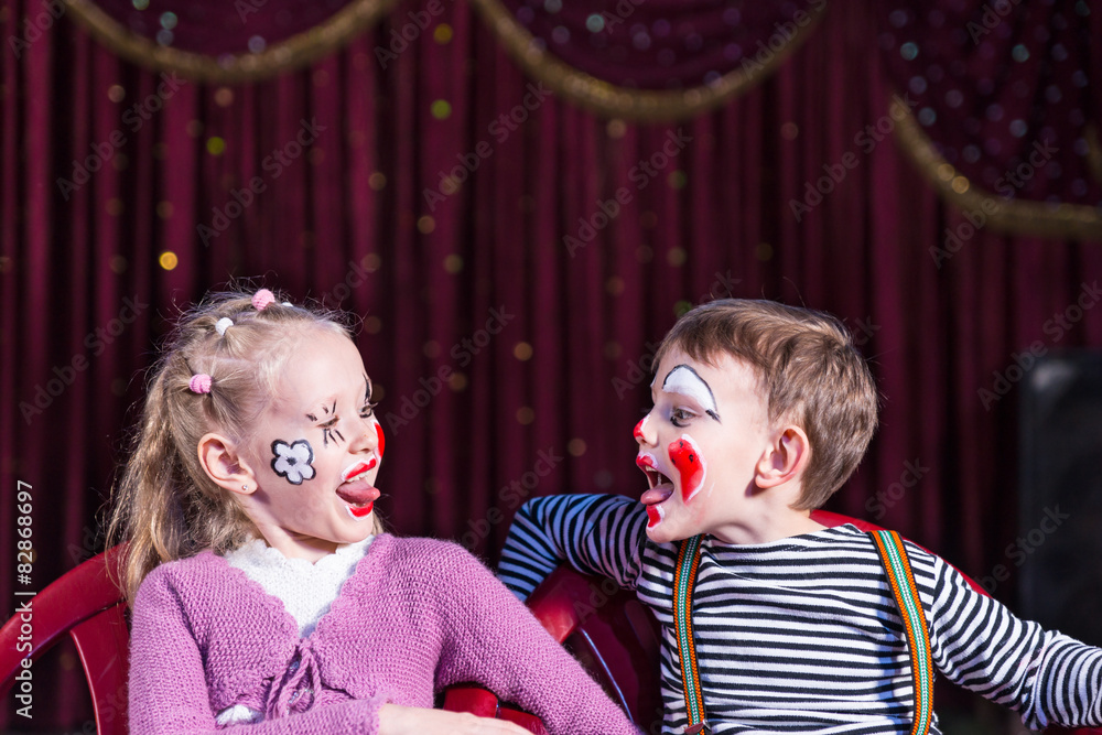 Φωτογραφία Funny boy and girl sticking out the tongue