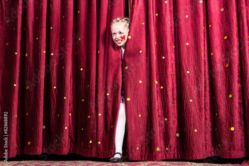 Obraz na płótnie Laughing young girl making her entry on stage w salonie