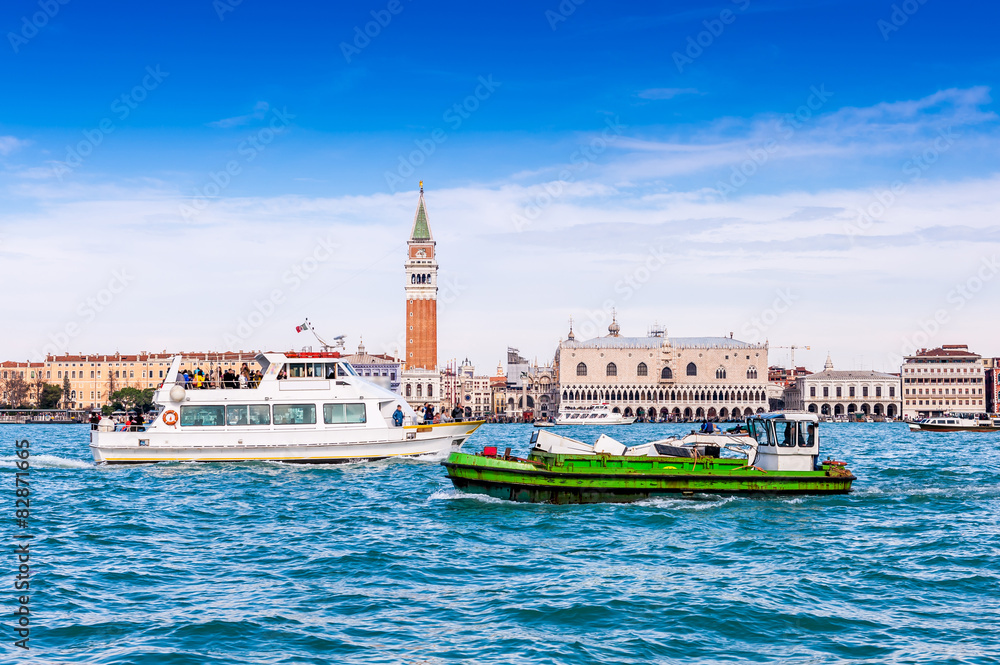 Circulation sur le canal de la Giudecca à Venise, Italie