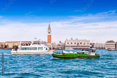 Circulation sur le canal de la Giudecca à Venise, Italie photo