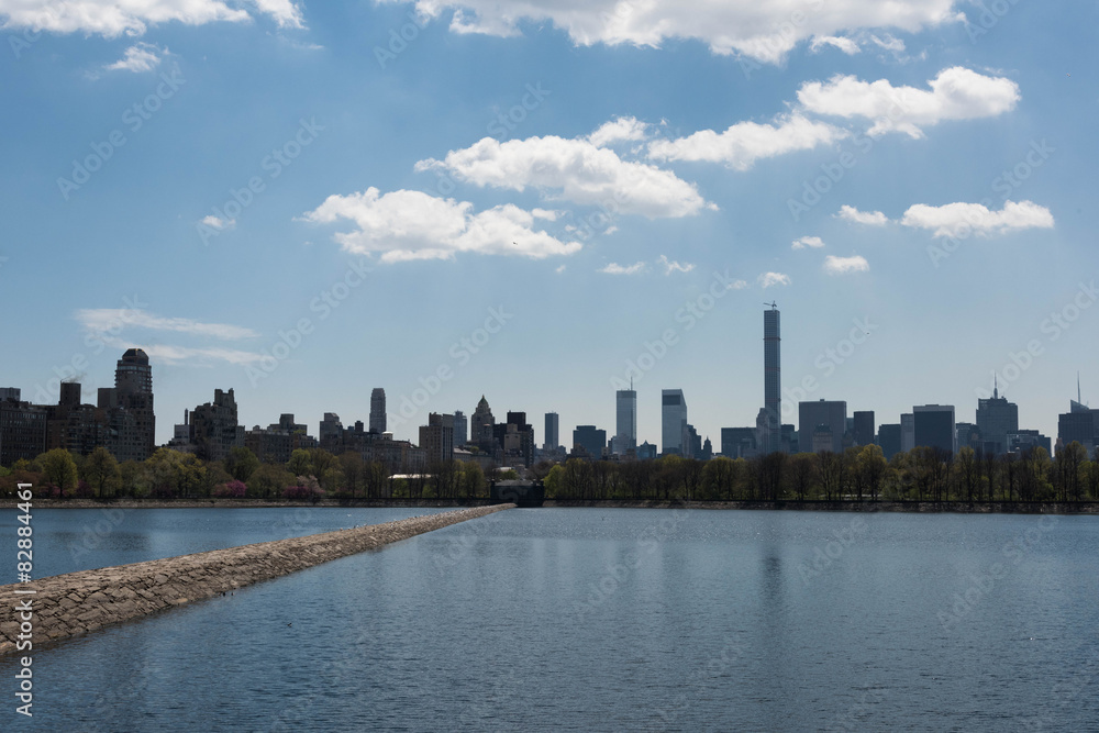 Obraz premium Manhattan and The Reservoir in Central Park