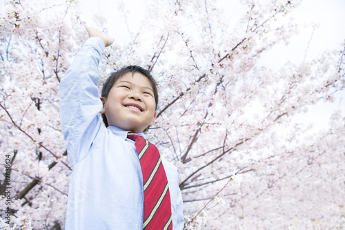 桜と新学期の子供