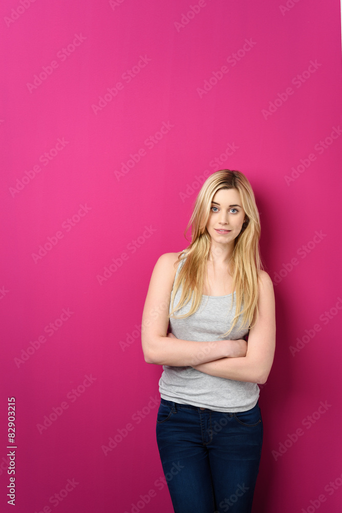 selbstbewusste junge frau lehnt an rosa wand selbstbewusste junge frau lehnt an rosa wand