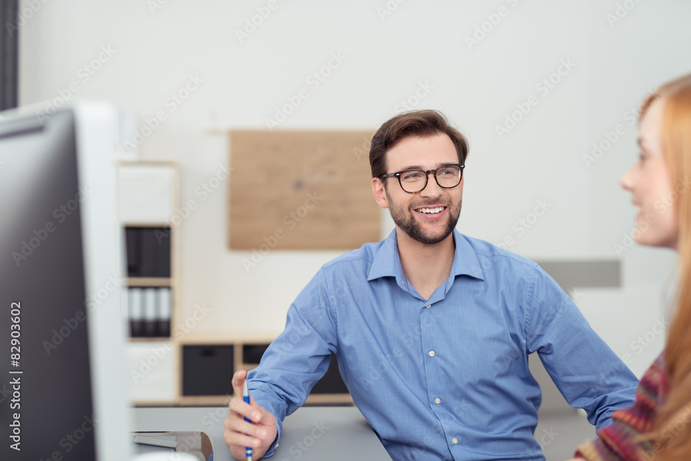 mitarbeiterbesprechung im büro