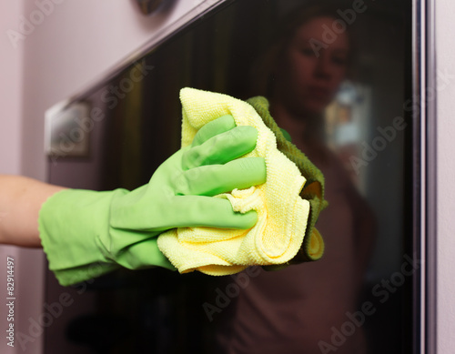 Cleaning a lcd tv with an antistatic cloth