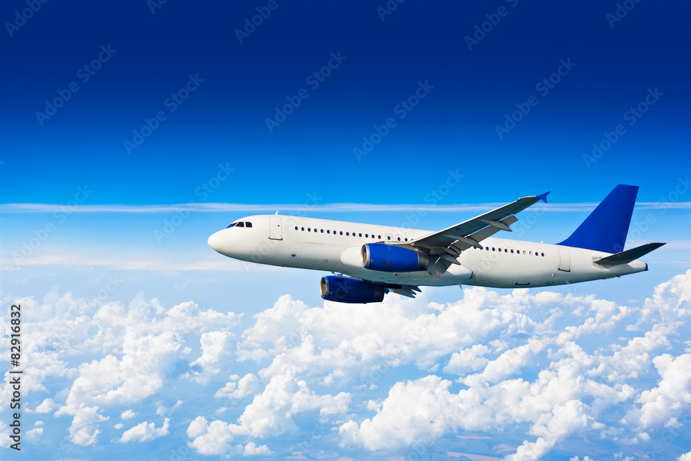 Fototapeta premium Duży samolot odrzutowy nad chmurami.