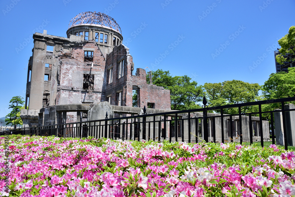 春の広島平和記念公園の原爆ドーム