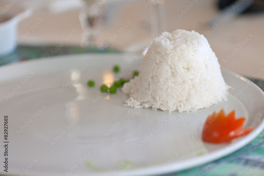 riz blanc dans une assiette