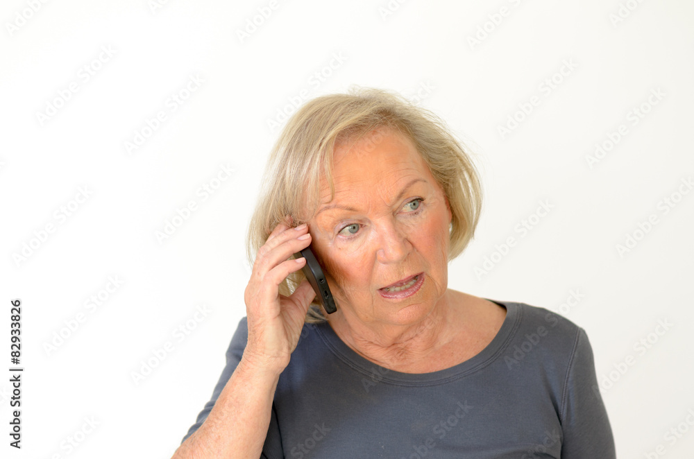 Seniorin im Freizeitlook telefoniert mit Smartphone Seniorin im Freizeitlook telefoniert mit Smartphone