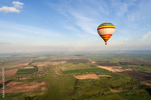 Blue sky and hot air balloon © neupokoev