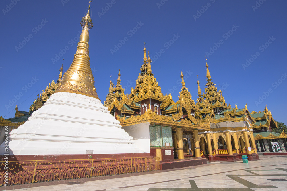 Fototapeta premium ヤンゴンのシュエダゴォン・パヤー