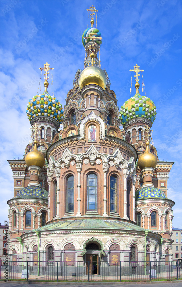 Собор  Спас-на-крови на фоне голубого неба. Санкт-Петербург