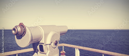 Foto Vintage toned photo of a telescope pointed at the horizon.