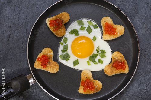 Яичница в форме сердца и гренки с икрой на сковороде