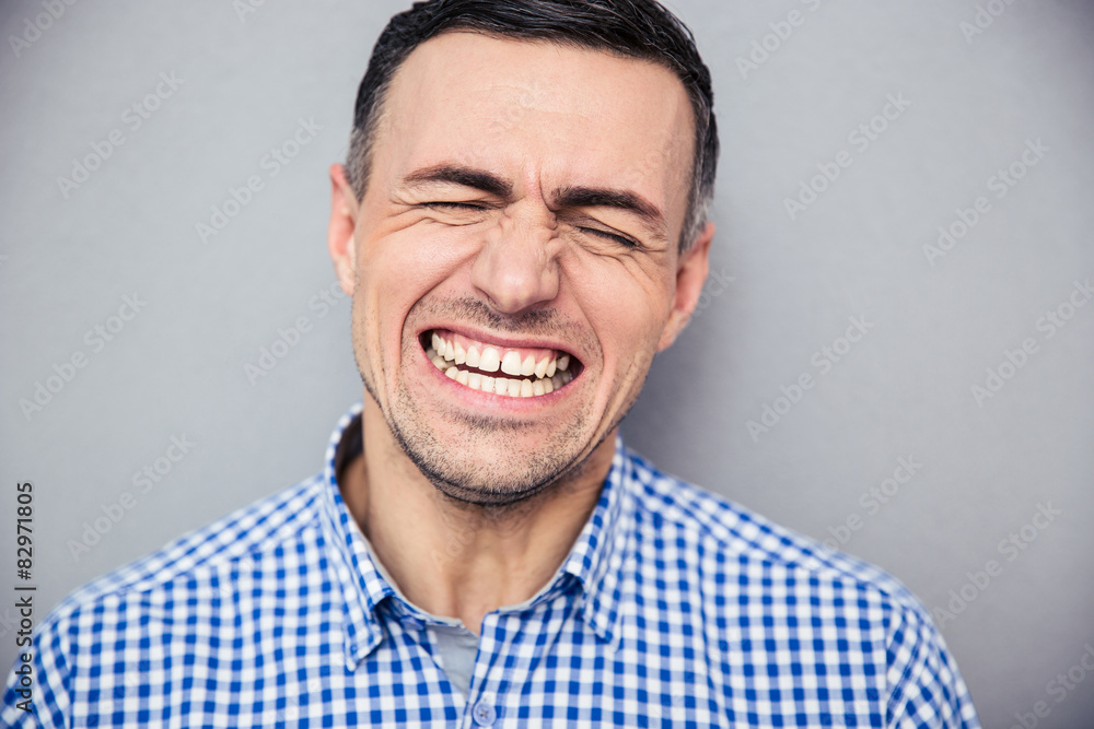 Obraz premium Man screaming over gray wall