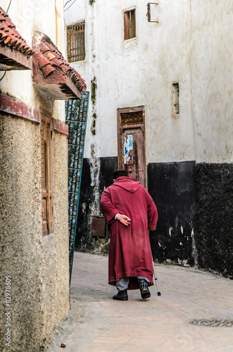 alter Mann mit Stock in einer Gasse in der Medina © dietwalther