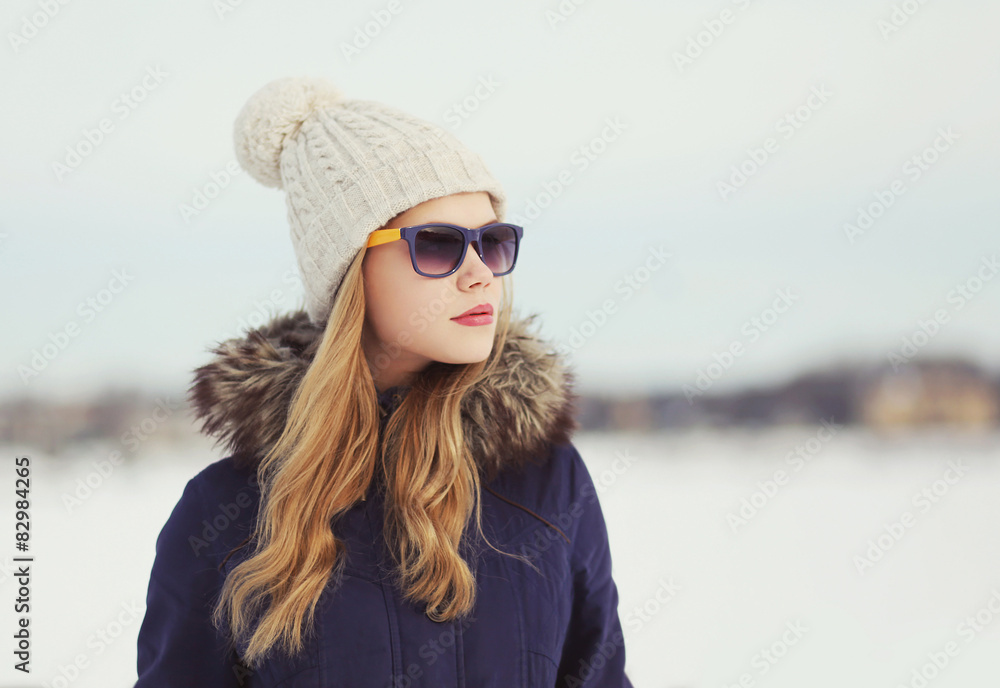 Naklejka premium Portrait of beautiful woman outdoors in winter day