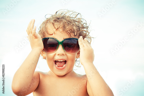 bambina gioisa con occhiali da sole