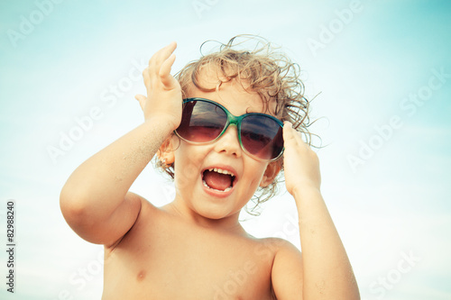 bambina felice con occhiali da sole