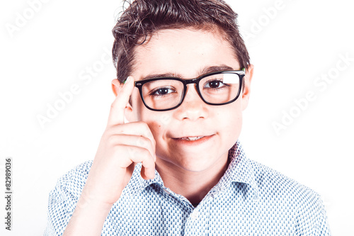 Adolescente con occhiali da vista photo