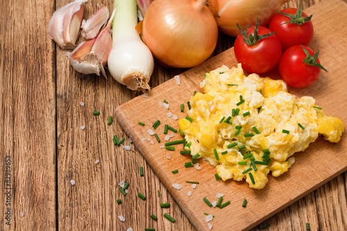 Scrambled eggs mixed with chive and various vegetable
