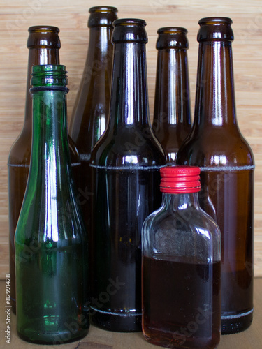 Alkohol- Flaschen auf einem Tisch