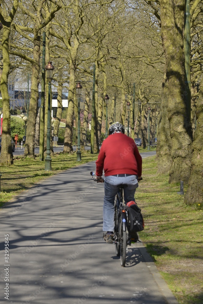 Obraz premium Cycliste au boulevard du Souverain à Bruxelles