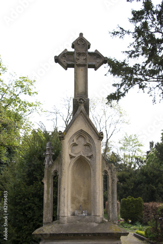 alter Grabstein mit Kreuz