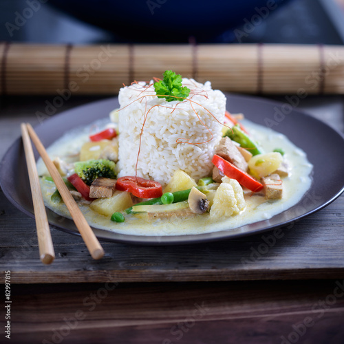 Reis mit Tofu und Gemüse, vegan photo