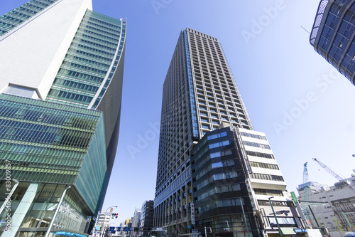 東京都市風景 日本橋交差点 コレド日本橋前 快晴青空 見上げる