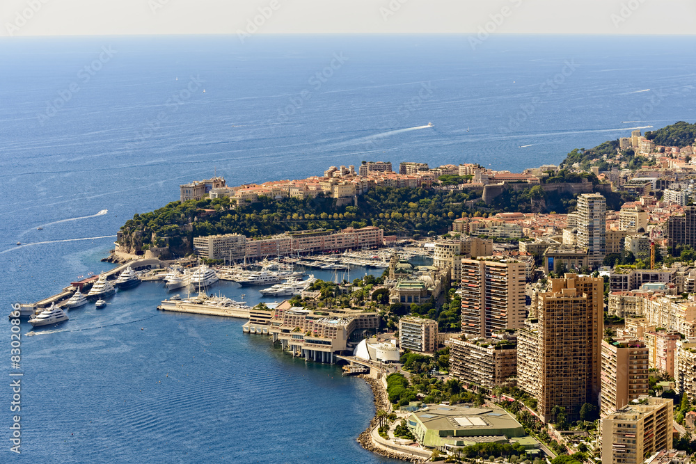 Stadtansicht Stadtstaat Monaco mit Blick auf das Fürstenhaus und den Jachthafen von Monte Carlo