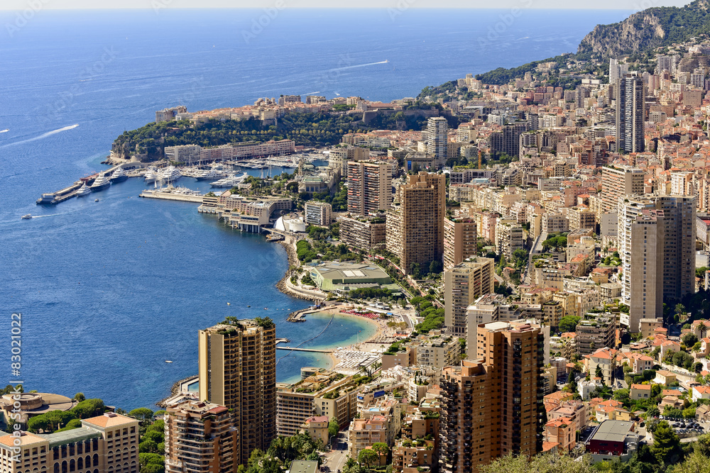 Blick über Fürstentum Monaco mit großem Jachthafen an der französischen Cote d‘Azur