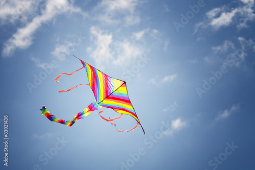 Kolorowy latawiec na błękitnym niebie © Patryk Michalski
