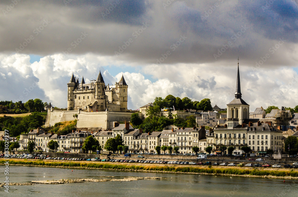 Blick über Loire auf Saumur Stadt und Schloß