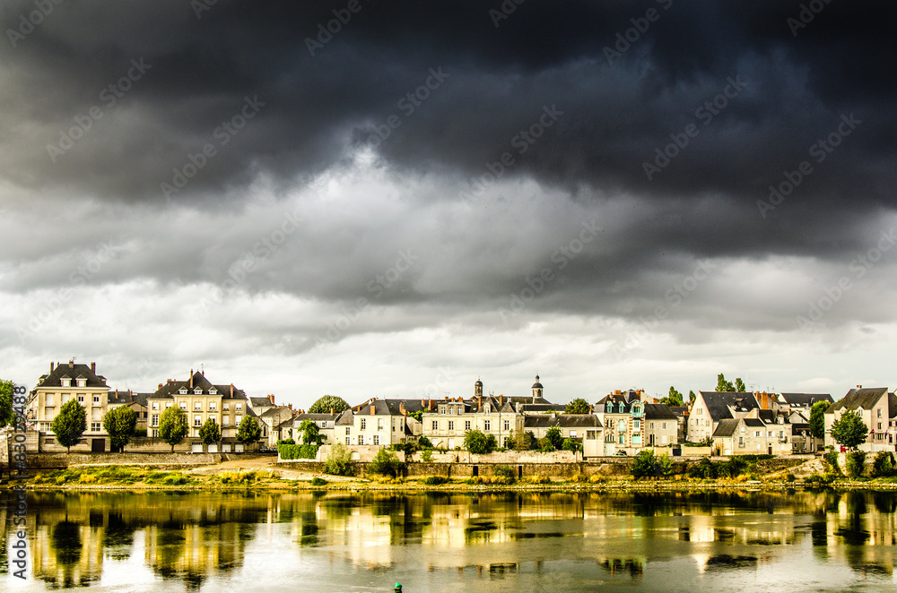 Gewitterwolken über Saumur