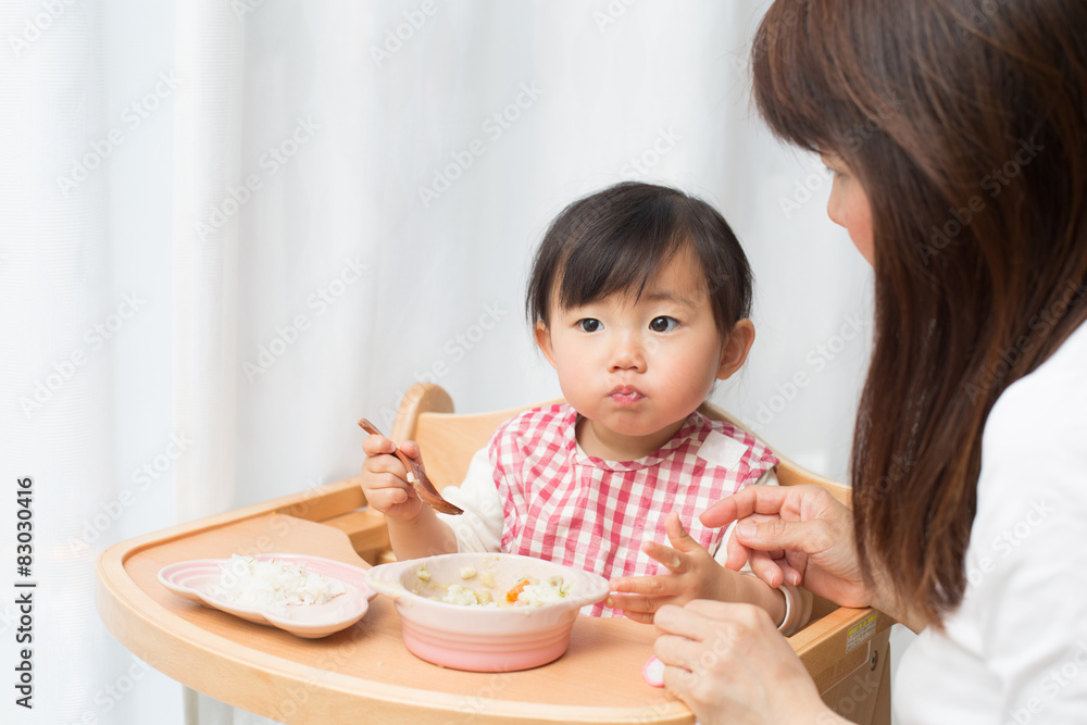 食事をする幼児 食事をする幼児
