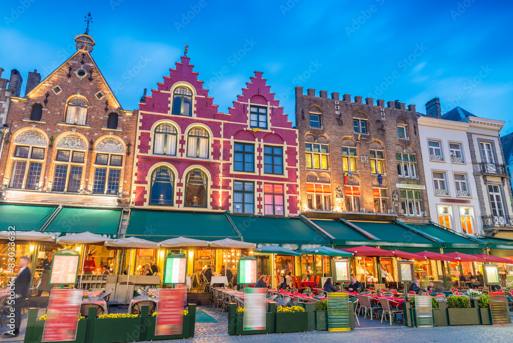 Fototapeta premium Piękna noc na Rynku w Brugii - Belgia