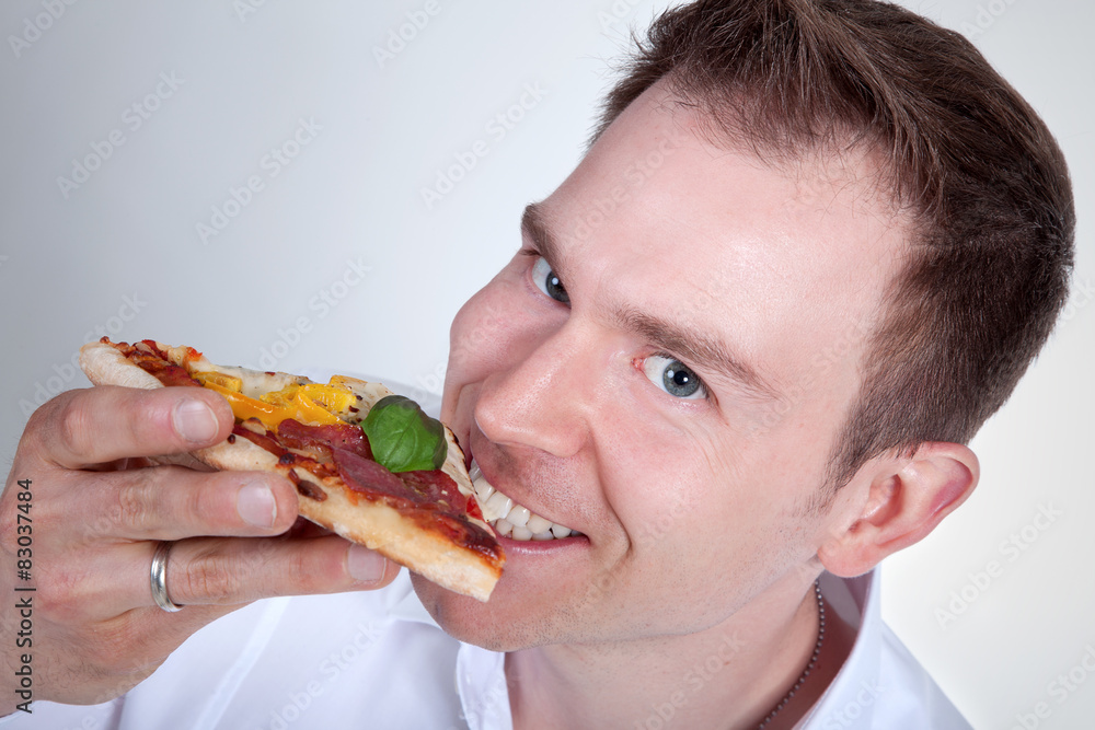 Mann Gesicht genießt Pizza Nahaufnahme