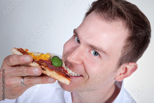 Mann Gesicht genie  t Pizza Nahaufnahme