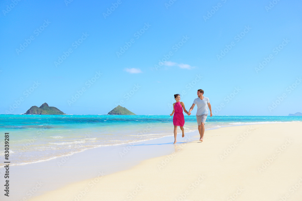 Beach couple happy having fun on Hawaii honeymoon